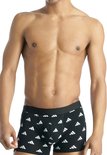 Man met een zwarte Adidas boxershort met witte logo's.