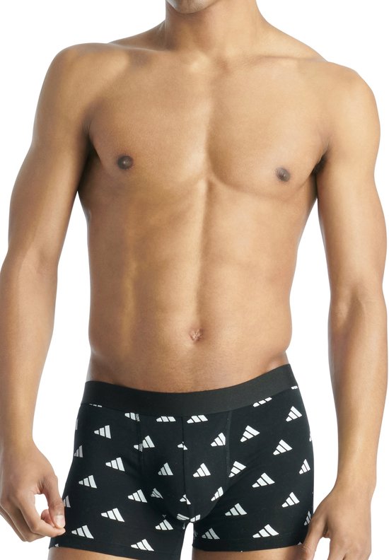 Man met een zwarte Adidas boxershort met witte logo's.