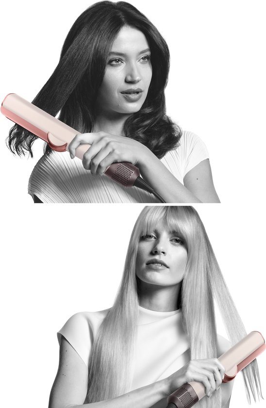 Vrouw met lang donker haar dat steil wordt gemaakt met een keramische roze/roségouden stijltang.