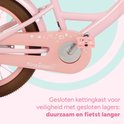Roze fiets met kettingkast met hartjesprint.