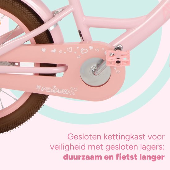 Roze fiets met kettingkast met hartjesprint.