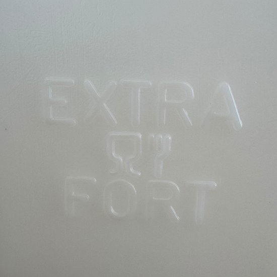 Witte jerrycan met de tekst "EXTRA FORT" en een symbool voor voedselveiligheid.