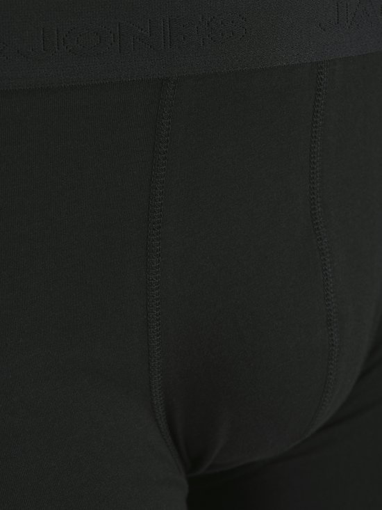 Detail van de elastische band met logo op een zwarte trunk van Jack & Jones.