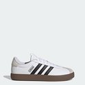Zijaanzicht van de witte Adidas VL Court 3.0 sneaker met bruine zool en zwarte strepen.