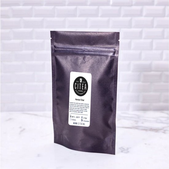Een zwart, hersluitbaar zakje met het Citea logo en tekst: Herbal Chai.