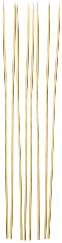 Huit brochettes en bambou fines et brun clair alignées verticalement sur un fond blanc.