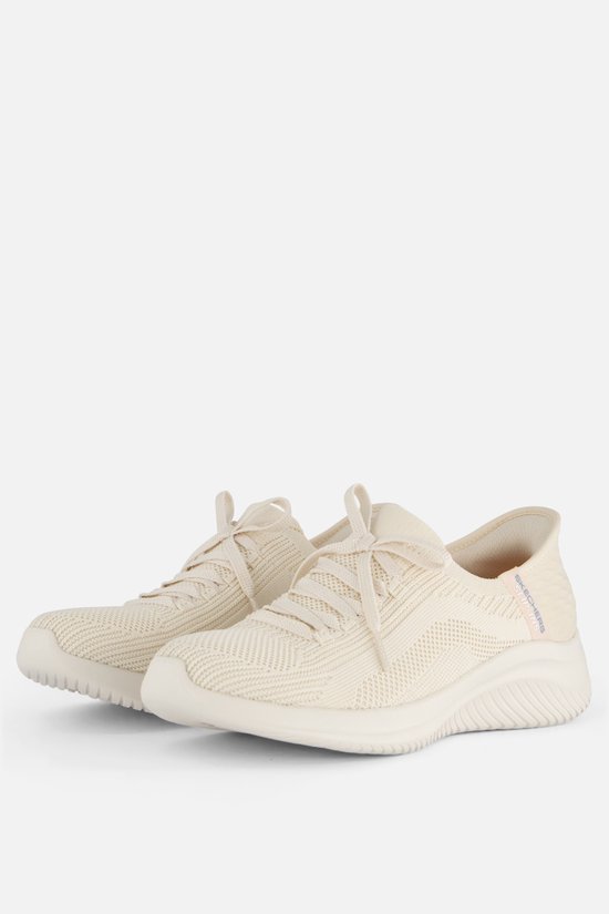 Twee natuurkleurige Skechers instappers met veters en gebreide structuur.