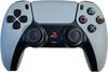 Grijze controller met zwarte details, van voren gezien op een witte achtergrond. De controller heeft zwarte knoppen en joysticks, met het PlayStation-logo in kleur.