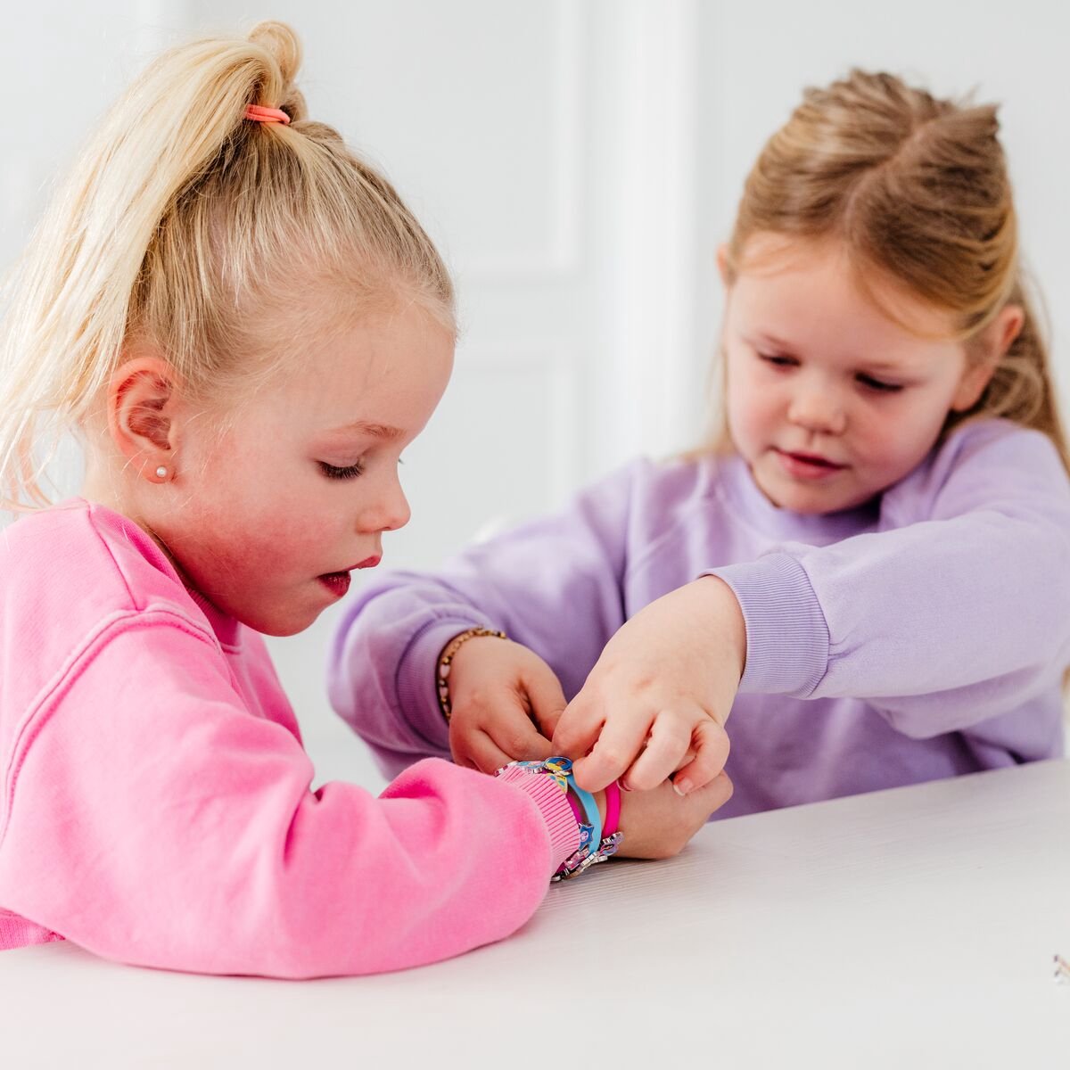 Barbie Totum 3 schuif armbandjes maken met 18 bedels - speelgoed meisjes vanaf 3 jaar - sieraden knutselset peuter kleuter — afbeelding 6