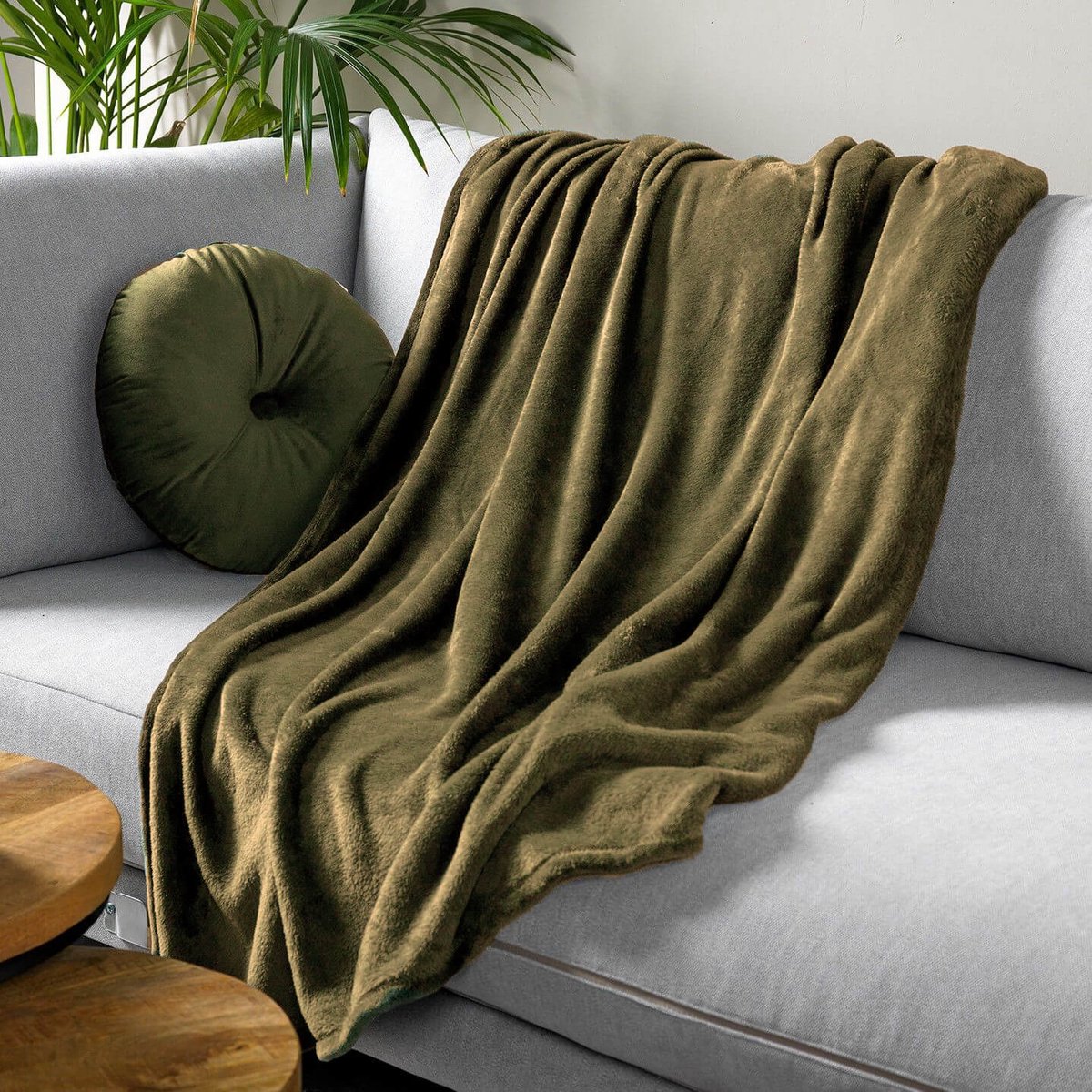 Dutch Decor SIDNEY - plaid 140x180 cm - fleece deken - 100% gerecycled - Military Olive - groen Olijfgroen