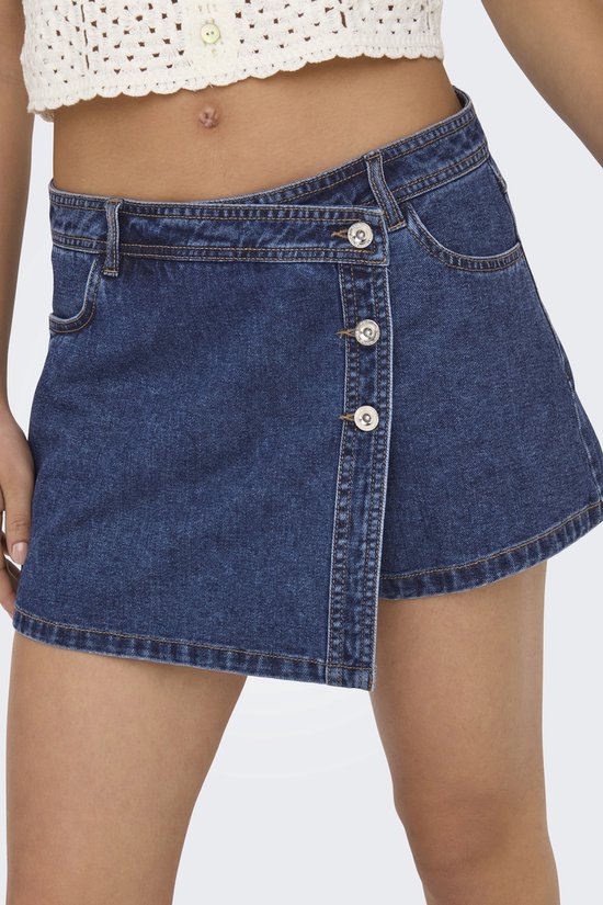 Korte, donkerblauwe denim rok met een overslagsluiting en knopen.