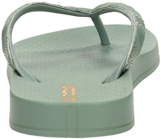 Achterkant van lichtgroene teenslipper met zilverkleurige band.