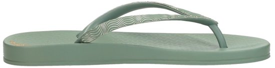 Lichtgroene Ipanema teenslippers met golvend patroon op de bandjes.