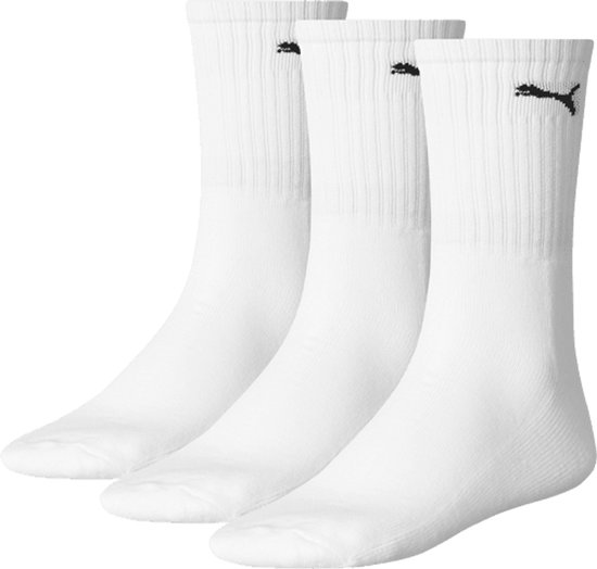 Drie witte enkelsokken van Puma met een zwart PUMA-logo op de zijkant.