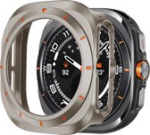 Bandz hard case hoesje met bezel - geschikt voor Samsung Galaxy Watch Ultra / Ultra 2025 - beschermhoes met wijzerplaat - Stevig plastic materiaal (titanium kleur/oranje)