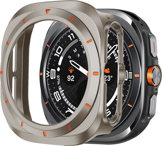 Zilverkleurig hoesje met oranje accenten, geplaatst over een smartwatch met zwarte wijzerplaat. De bezel is los en ligt voor het horloge.