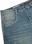 Blauw denim short, detail van de voorzak met oranje stiksels en Riverso-logo.