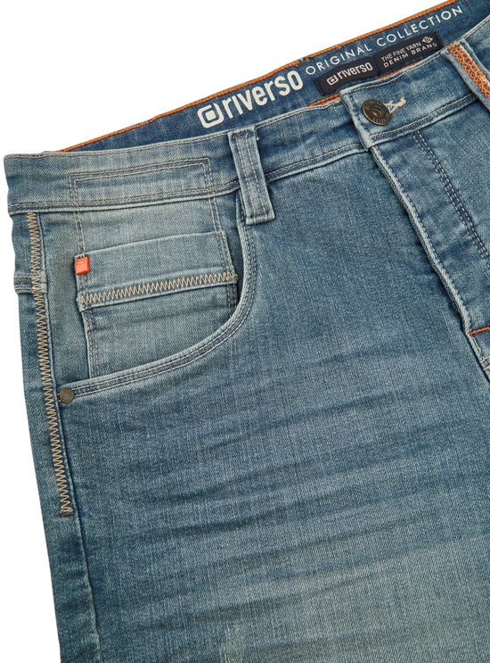 Blauw denim short, detail van de voorzak met oranje stiksels en Riverso-logo.