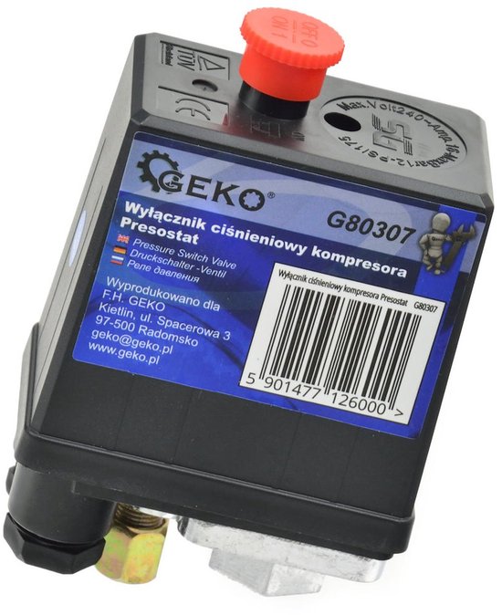 Zwarte drukschakelaar G80307 van GEKO met rode aan/uit-knop en label, schuin van bovenaf.