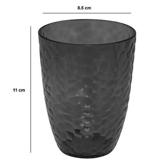 Grijs transparant kunststof drinkglas met gehamerd patroon, 11 cm hoog en 8.5 cm breed.