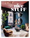 Cover van 'Nice Stuff'. Een woonkamer met o.a. een bruine fauteuil, groene poef en een blauwe muur.