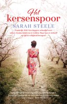 Een vrouw in een bloemenjurk loopt door een kersenboomgaard. Titel: Het kersenspoor.