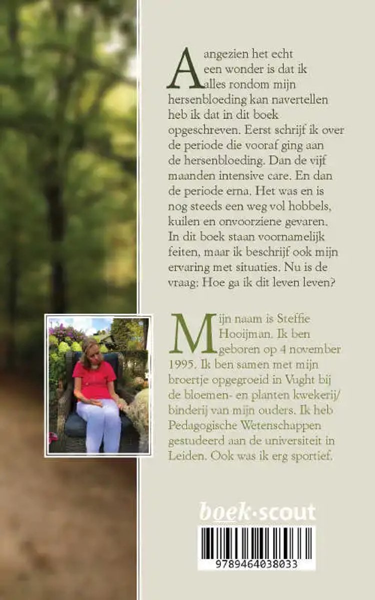 Vrouw met blonde bob, draagt rode trui en witte broek, zittend op stoel met bloemen.