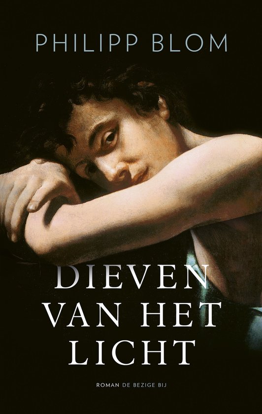 Jongvolwassen man met donker haar, leunt op zijn arm, kijkt naar de kijker. Titel: Dieven van het licht.