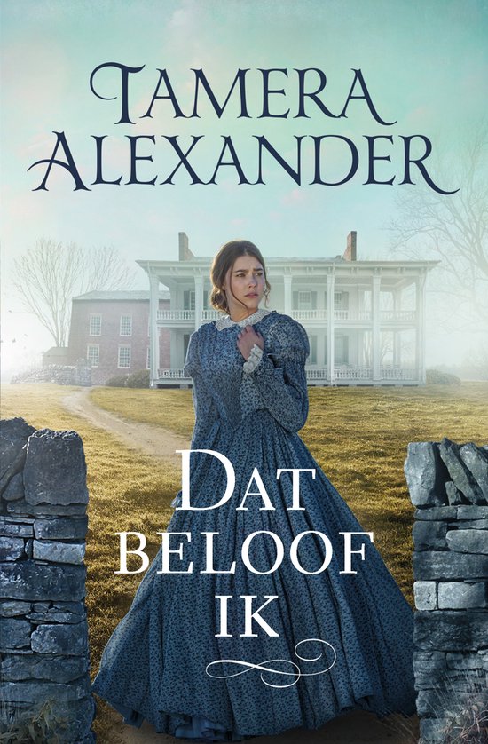 Een vrouw in een blauw 19e-eeuwse jurk staat voor een wit landhuis, met stenen muren op de voorgrond.