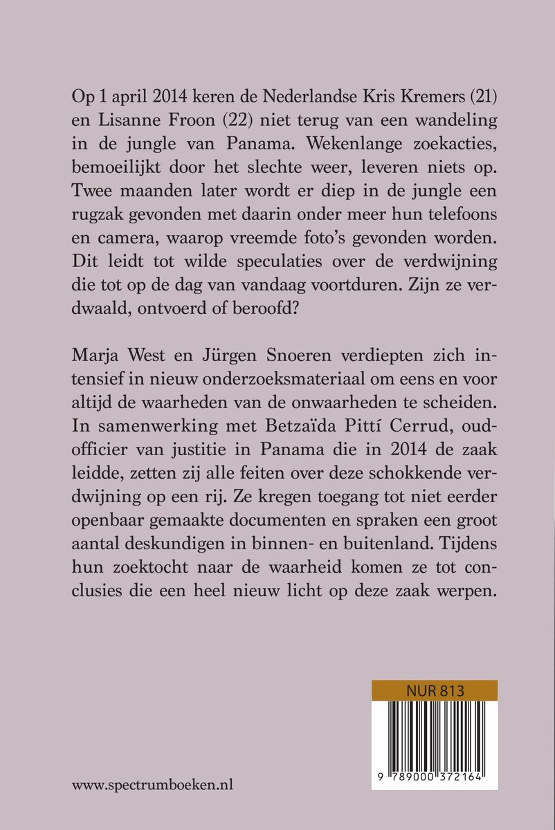 Achterkant van een boek met tekst over de verdwijning van twee Nederlandse meisjes in Panama en een barcode.