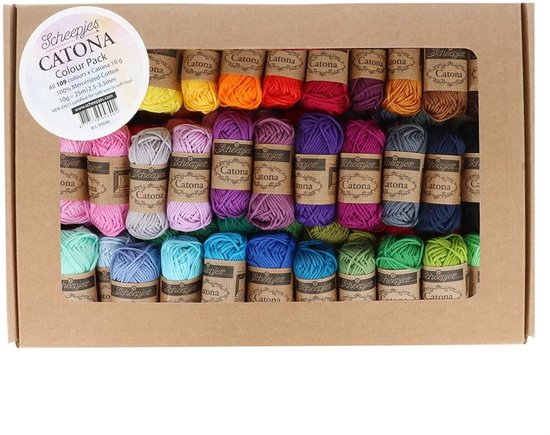 Doos met 109 bolletjes Scheepjes Catona garen in diverse kleuren.