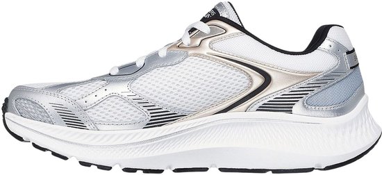 Witte Skechers Go Run dames sneaker met zilverkleurige en lichtblauwe accenten, mesh bovenwerk en witte zool.