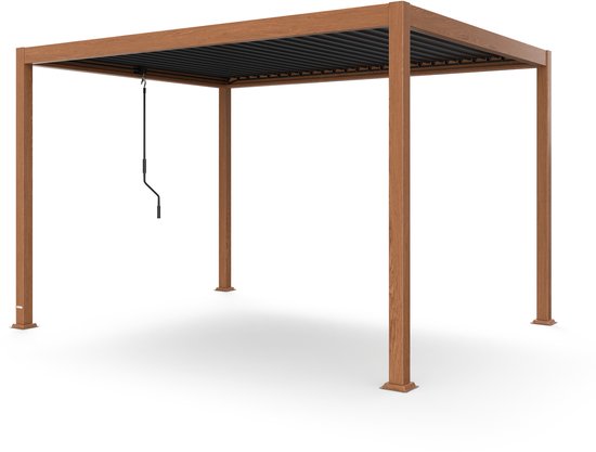 Een houten pergola met vier palen en een zwart lamellendak, staand op een witte achtergrond.