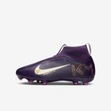 Paarse voetbalschoen met witte Nike swoosh, gouden 'KM' letters en '93' logo.