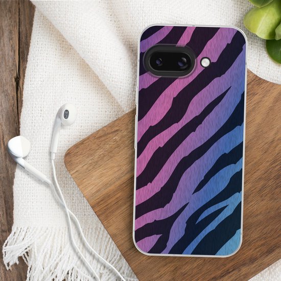 Coque de téléphone avec imprimé zèbre bleu-violet sur un sous-verre en bois avec des écouteurs.