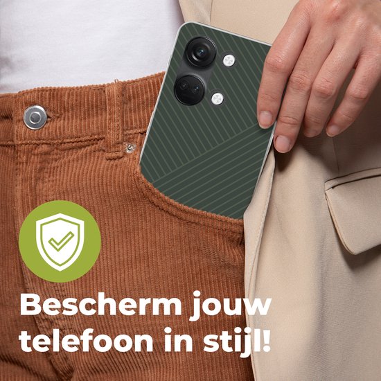 Groen hoesje met abstracte lijnen, in de zak van een corduroy broek.