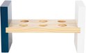 Hamerbank met zes ronde gaten in een houten plank, ondersteund door een donkerblauwe en witte staander.