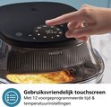 Een vinger bedient het touchscreen van de zwarte Philips Airfryer. Er zijn 12 voorgeprogrammeerde instellingen.