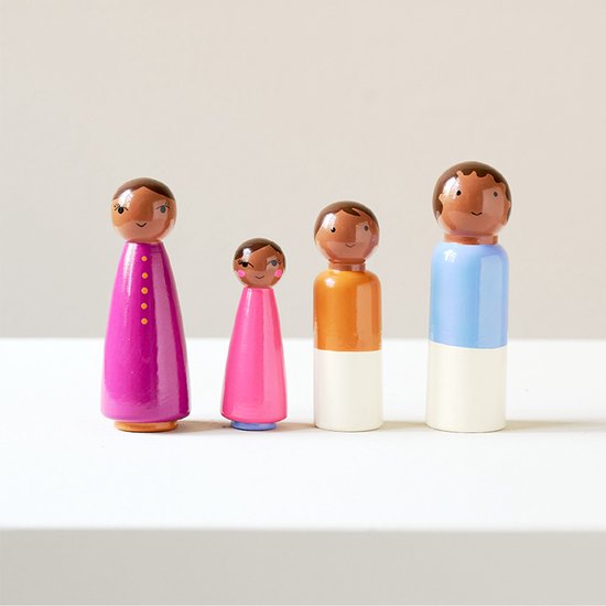 Vier houten peg poppetjes: vrouw in roze jurk, meisje in roze jurk, man in oranje shirt, jongen in lichtblauw shirt.