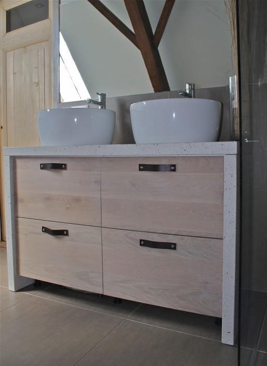 Leren handgrepen per stuk. Bruin Maat L 18X3cm Italiaans volnerf leder incl. stoere 26mm schroeven.