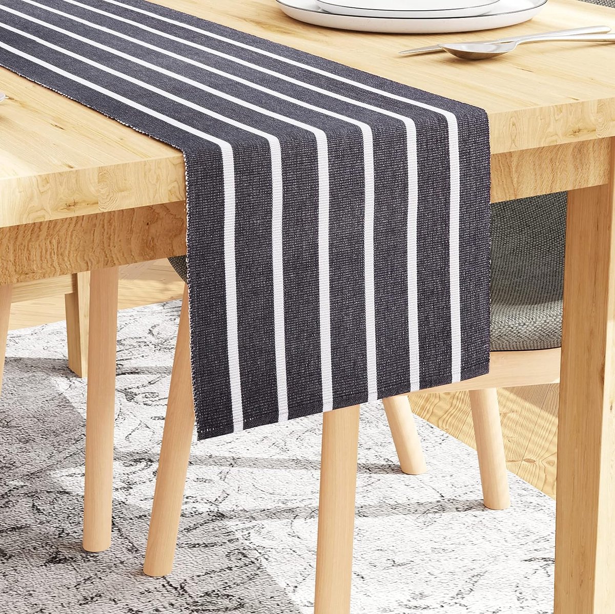 Grey Stripes, geribbelde tafeloperator voor 6 genoemde plaatsen eettafel - Roma Grey Stripes, van fijn katoen 33 x 150 cm. Voor thuis, cafés, restaurants en hotels
