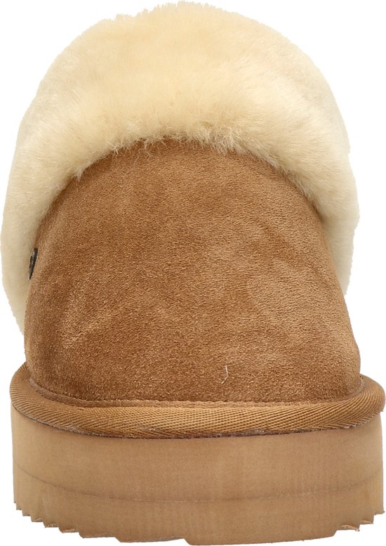 Achterkant van een cognacbruine suède pantoffel met crèmekleurige bontvoering en platformzool.