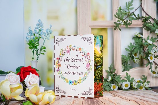 Boekensteun "The Secret Garden" in een decoratieve opstelling met bloemen en bloemen.