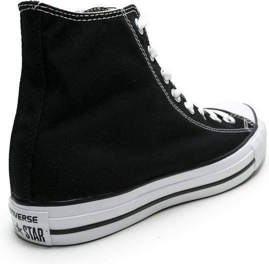 Zwarte Converse All Star hoge sneaker, gezien vanaf de achterkant en zijkant.
