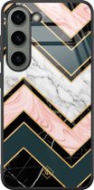 Casimoda® hoesje - Geschikt voor Samsung Galaxy S23 - Marmer Triangles - Luxe Hard Case Zwart - Backcover telefoonhoesje - Multi