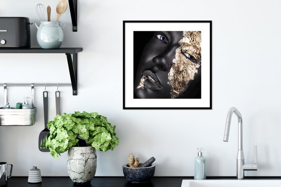 Photo encadrée - Cadre photo femme sombre avec parties dorées noir avec passe partout blanc 40x40 40x40 cm - Affiche encadrée (Décoration murale salon / chambre)