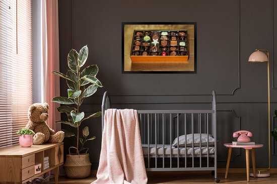 Photo encadrée - Une boîte pleine de chocolats belges cadre photo noir 90x60 cm - Affiche encadrée (Décoration murale salon / chambre)