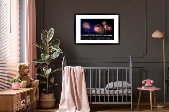 Photo dans le cadre - Feux d'artifice pendant le réveillon du Nouvel An cadre photo noir avec passe-partout blanc grand 90x60 cm - Affiche dans le cadre (Décoration murale salon / chambre)