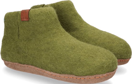 Paar olijfgroene vilten sloffen met bruine zolen.