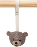 Grijze gebreide berenkop knuffel met bruine oren, hangend aan een houten stok.